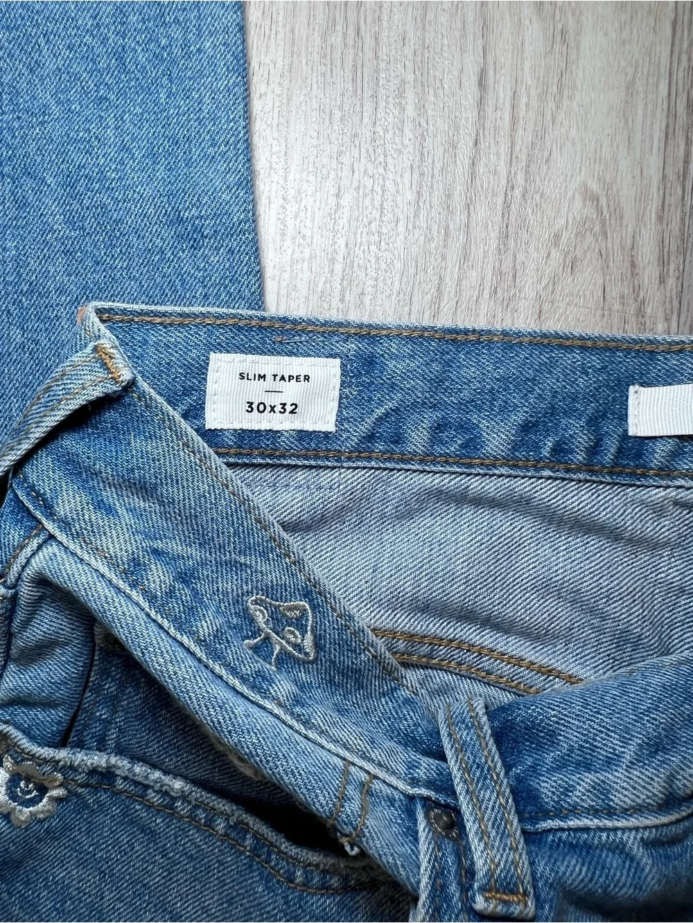 PacSun Medium Blue Embroidered Motif Jeans Slim Taper Size 30x32 NWT .